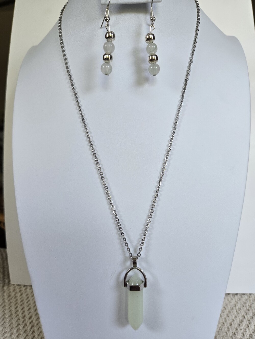 N-136-Silver Tone Green Crystal Pendant Necklace and Earrings Set